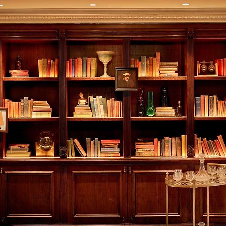 100 Queen'S Gate Hotel London, Curio Collection By Hilton Interior photo Library at the St. Regis