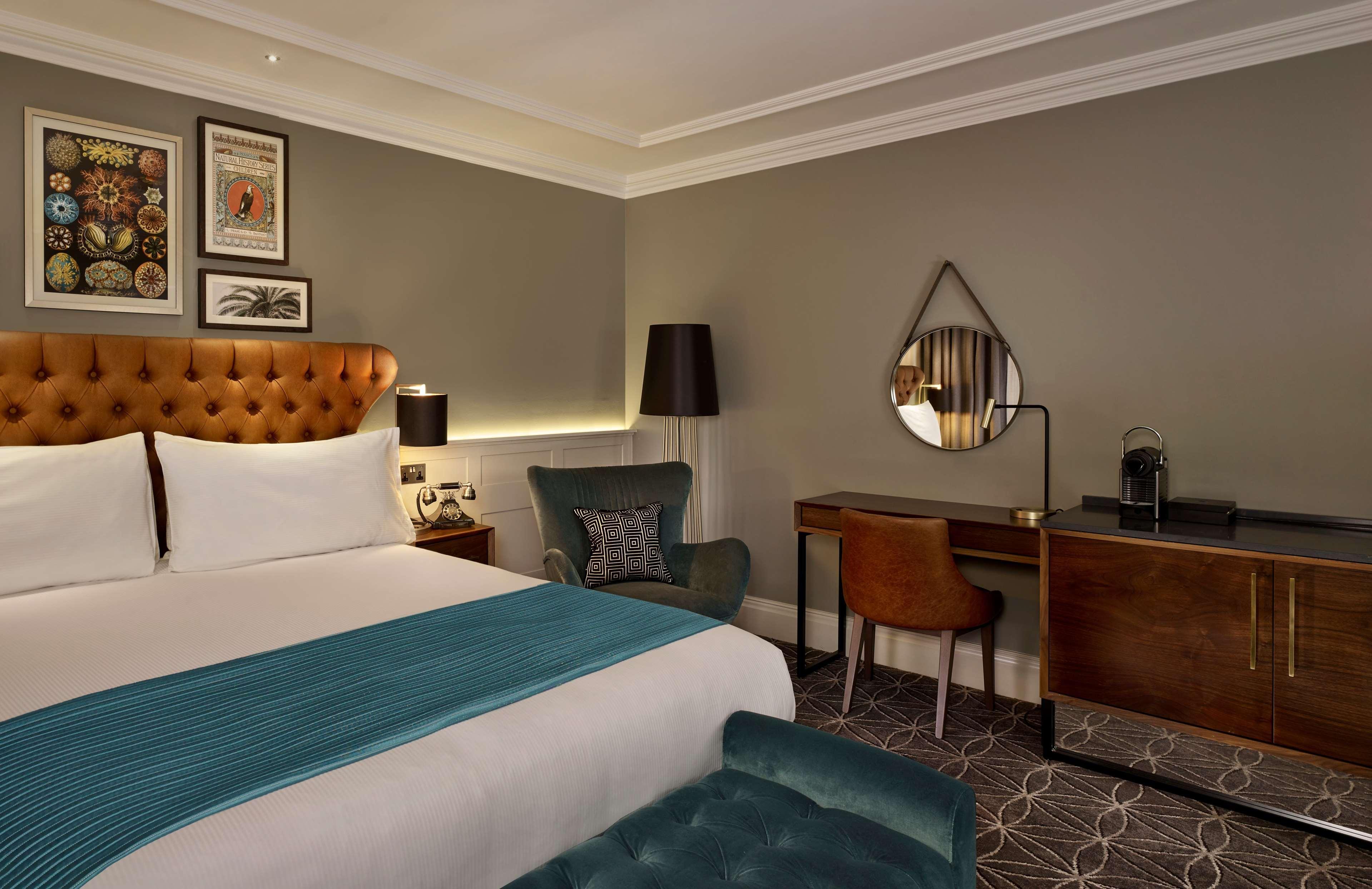 100 Queen'S Gate Hotel London, Curio Collection By Hilton Room photo A bedroom at the hotel