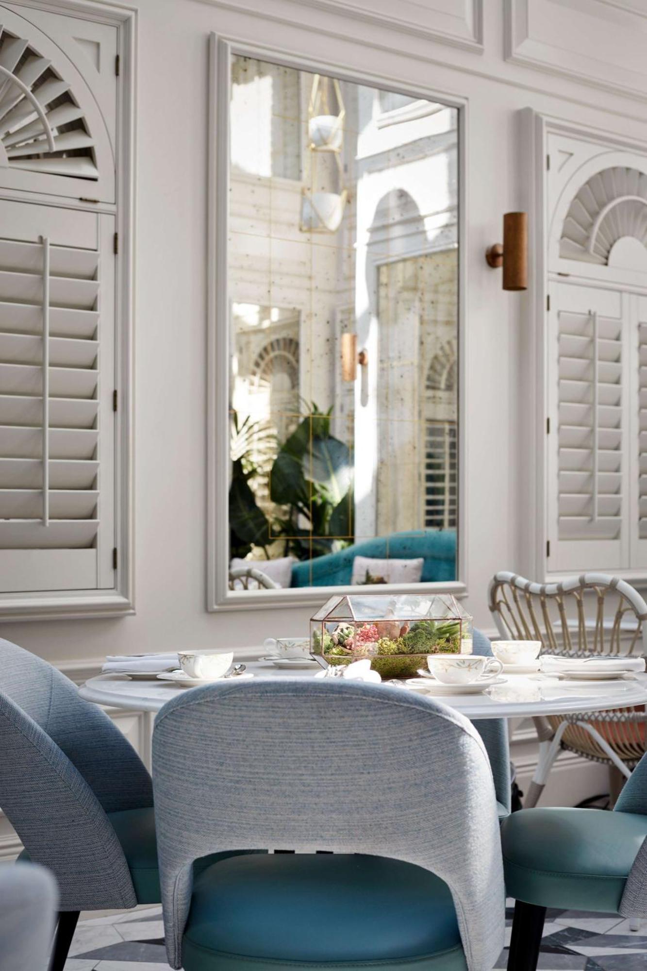 100 Queen'S Gate Hotel London, Curio Collection By Hilton Exterior photo A mirror in a home