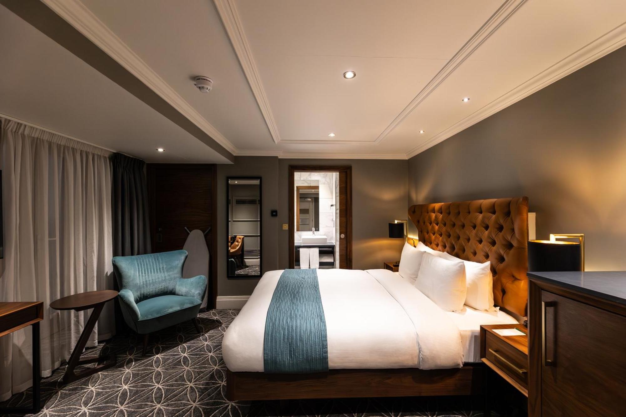 100 Queen'S Gate Hotel London, Curio Collection By Hilton Exterior photo A bedroom on board