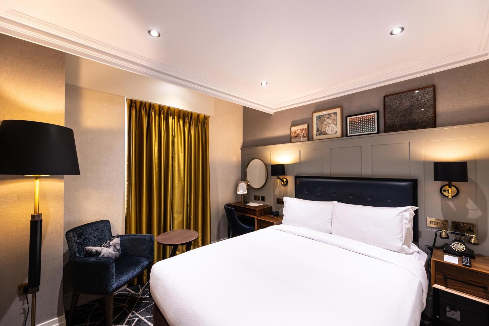 100 Queen'S Gate Hotel London, Curio Collection By Hilton Exterior photo A bedroom at the hotel