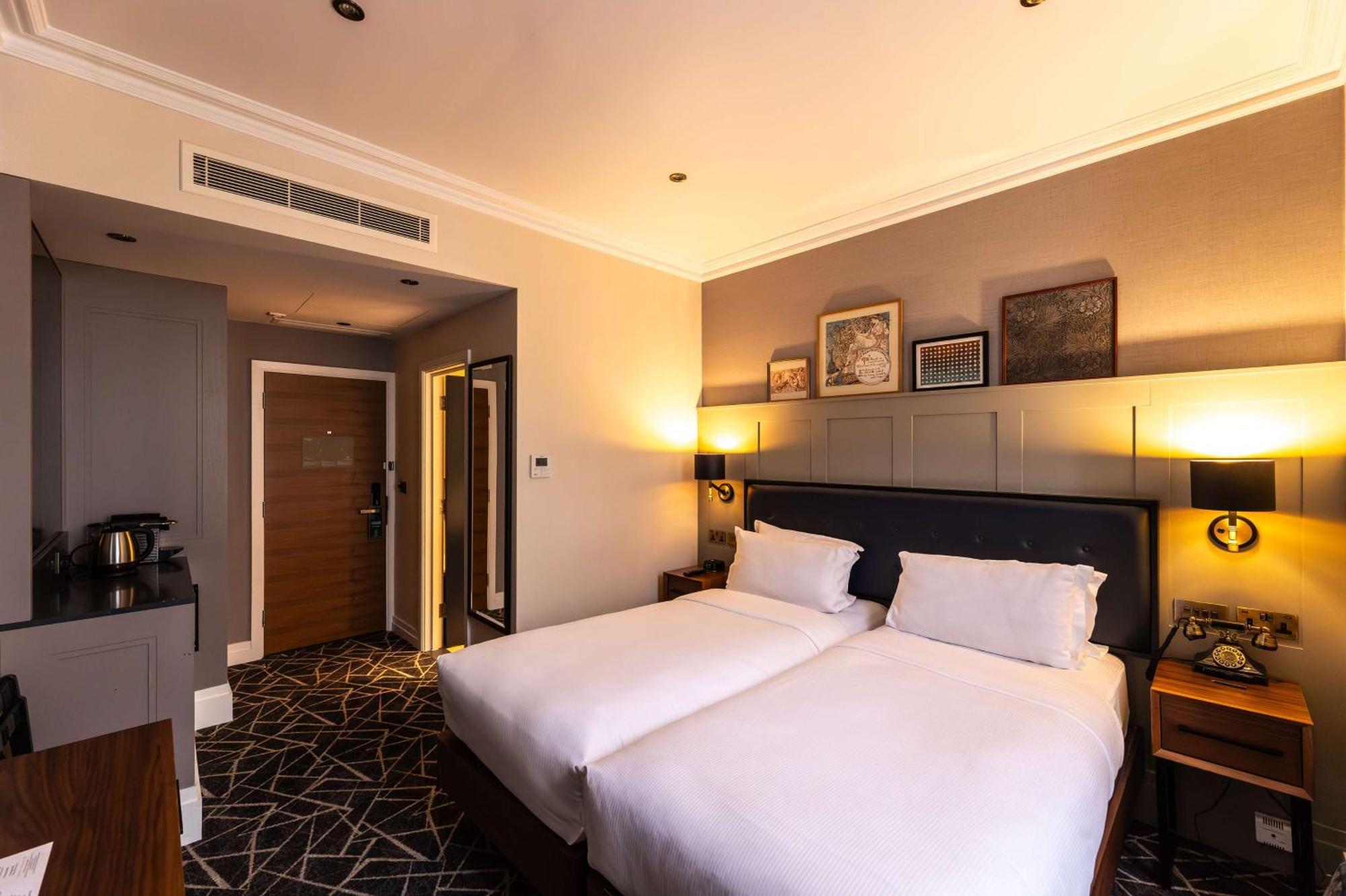 100 Queen'S Gate Hotel London, Curio Collection By Hilton Exterior photo A room at the hotel