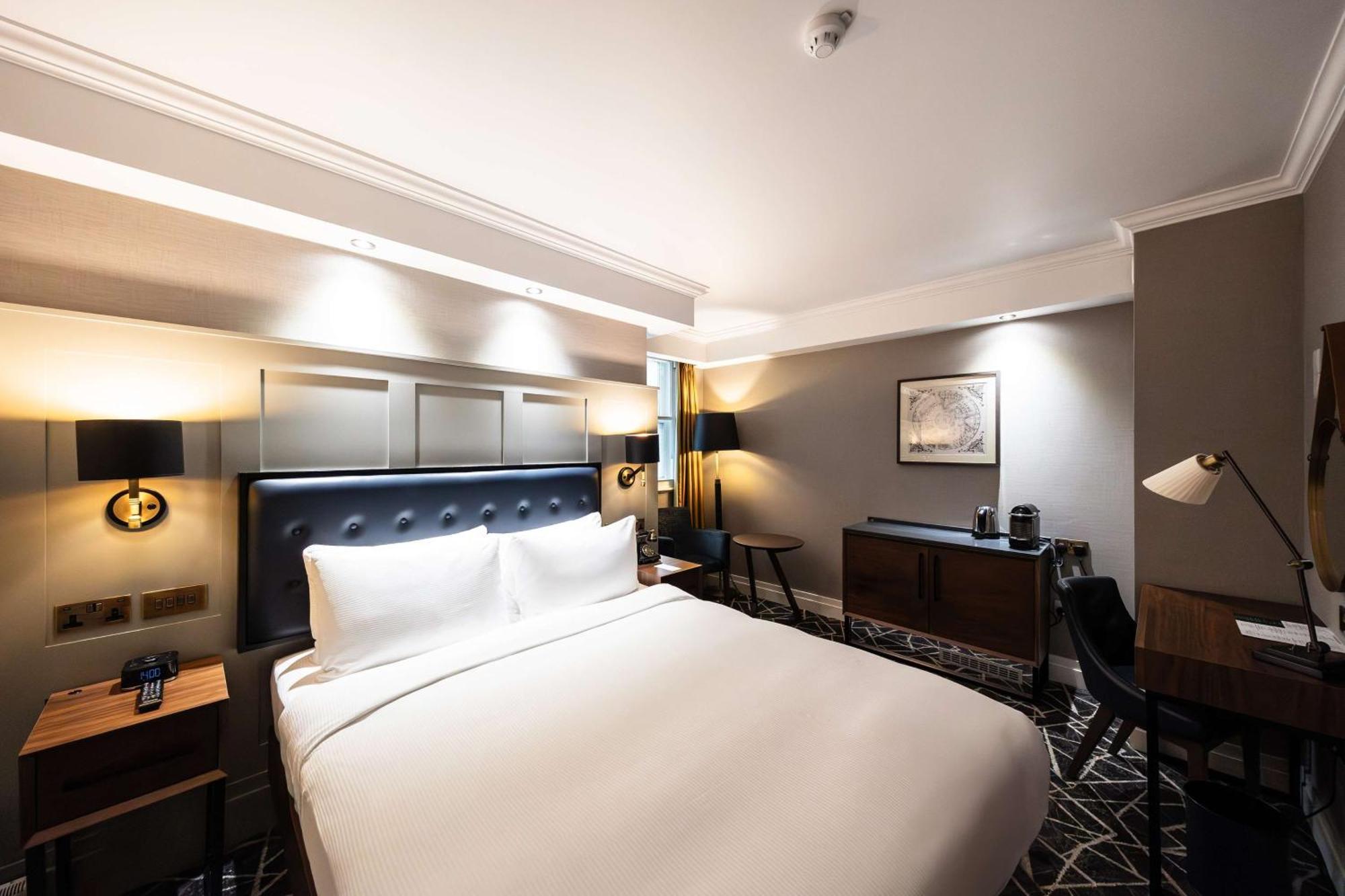 100 Queen'S Gate Hotel London, Curio Collection By Hilton Exterior photo A room at the hotel
