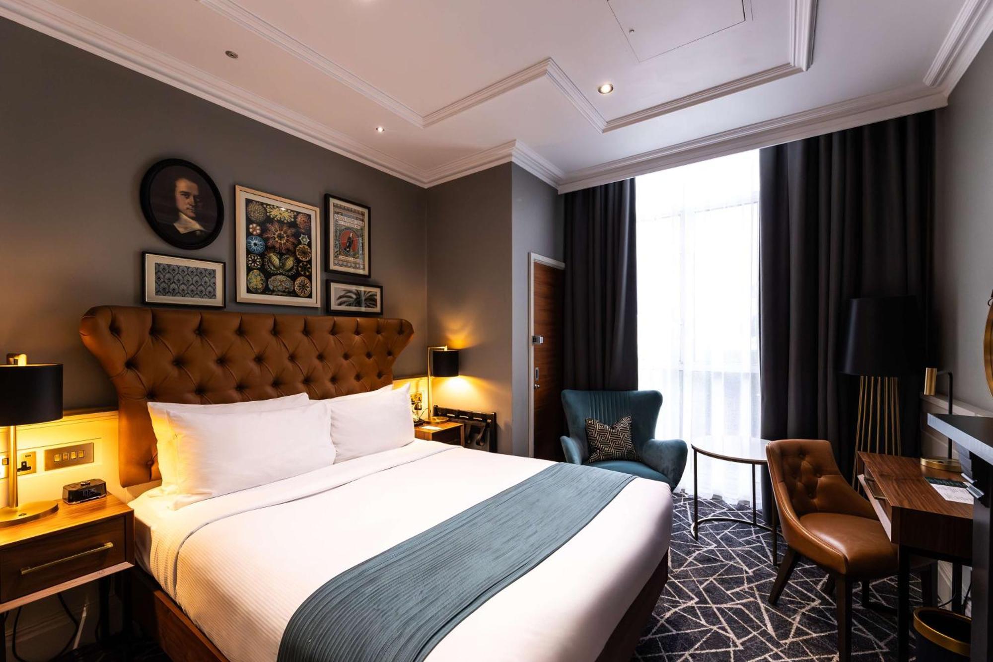 100 Queen'S Gate Hotel London, Curio Collection By Hilton Exterior photo A bedroom at the hotel