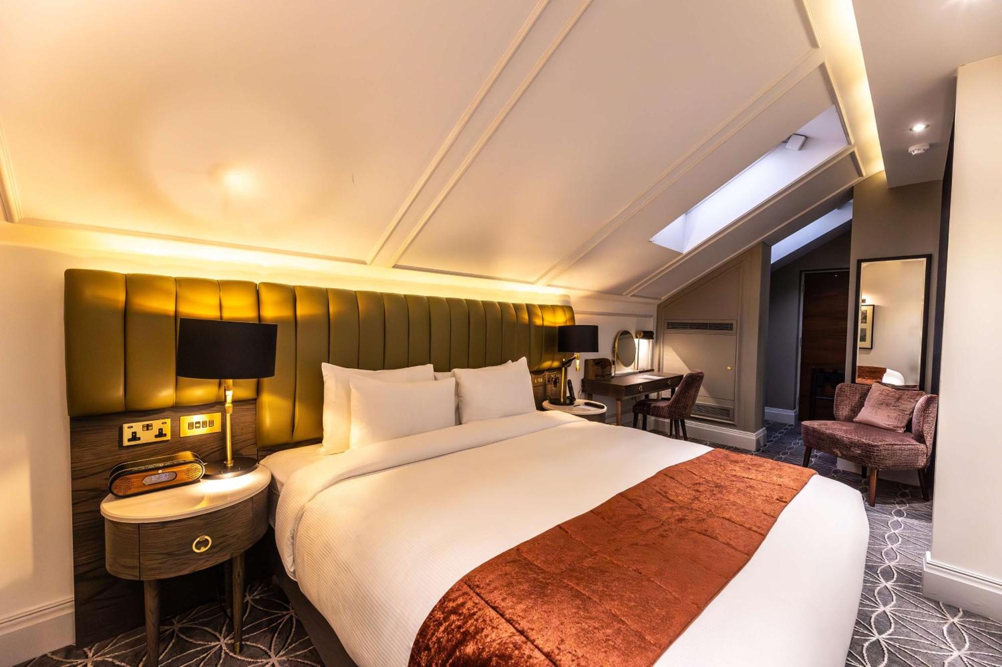 100 Queen'S Gate Hotel London, Curio Collection By Hilton Exterior photo A room at the hotel