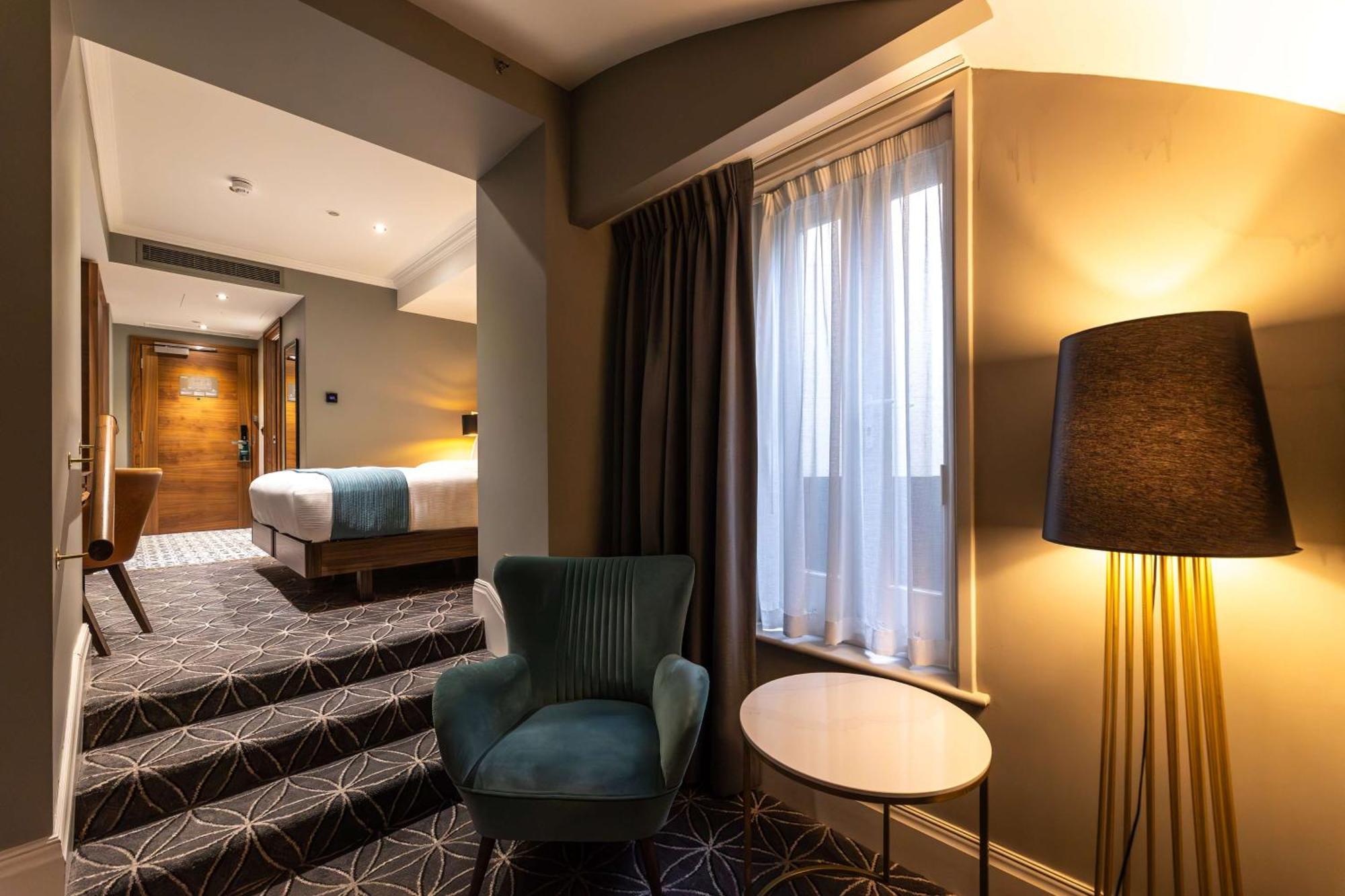 100 Queen'S Gate Hotel London, Curio Collection By Hilton Exterior photo A suite at the hotel