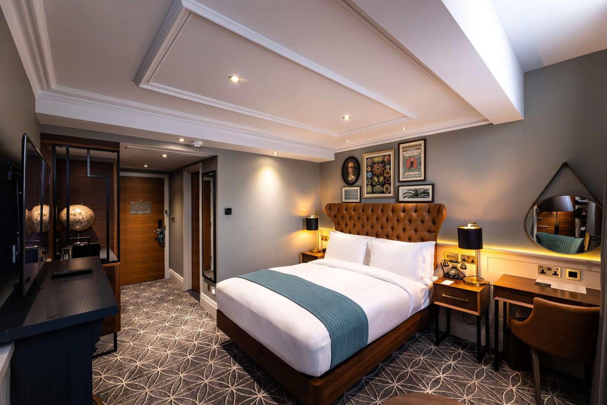 100 Queen'S Gate Hotel London, Curio Collection By Hilton Exterior photo A bedroom at the hotel