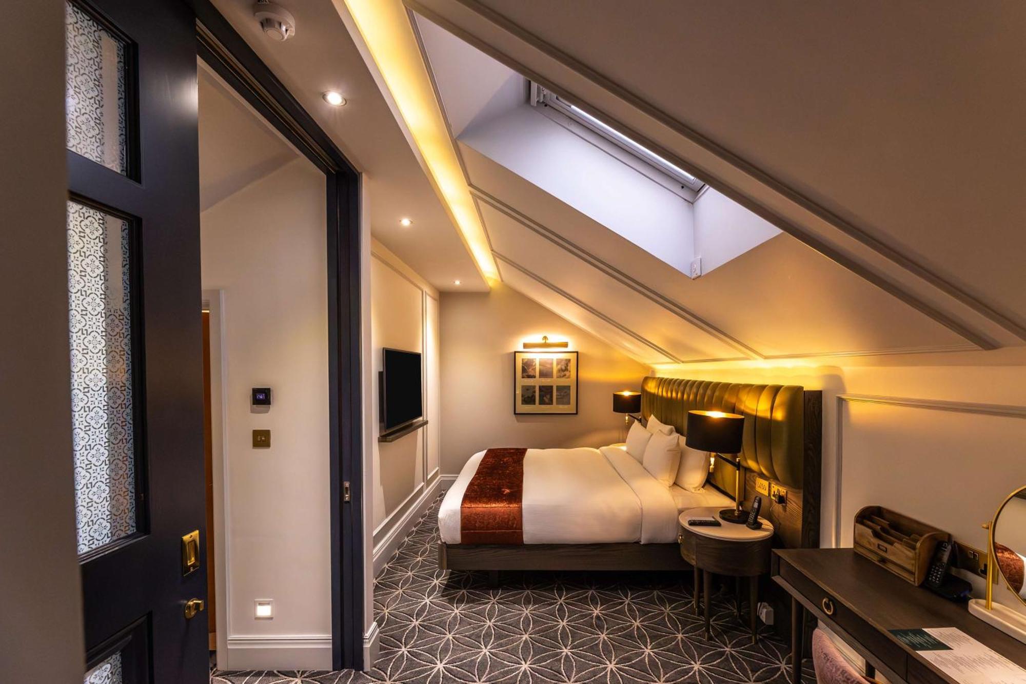 100 Queen'S Gate Hotel London, Curio Collection By Hilton Exterior photo A room at the hotel