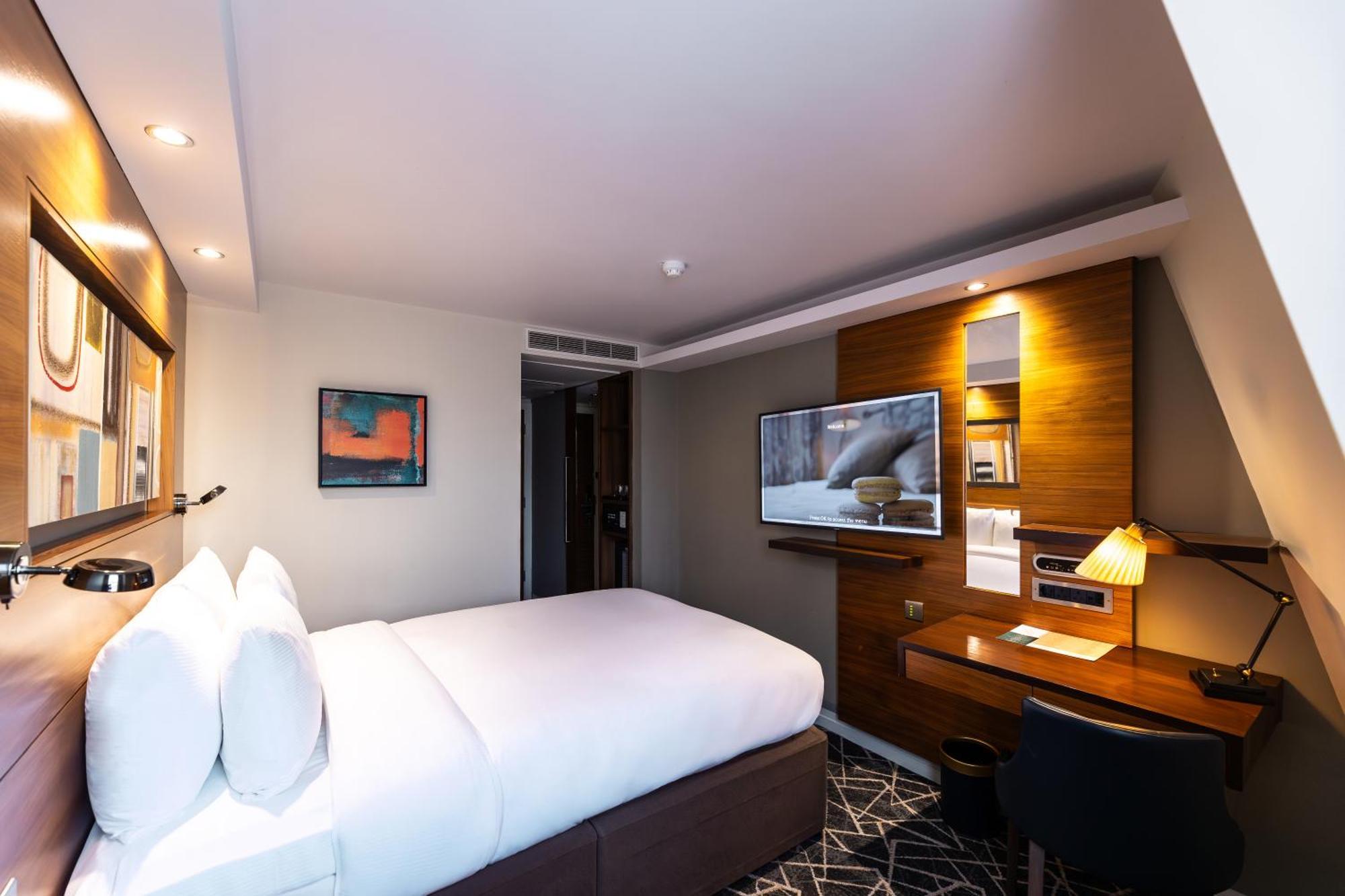 100 Queen'S Gate Hotel London, Curio Collection By Hilton Exterior photo A room at the hotel