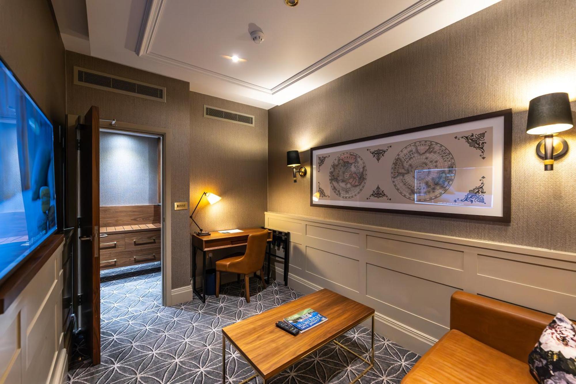 100 Queen'S Gate Hotel London, Curio Collection By Hilton Exterior photo A suite at the hotel